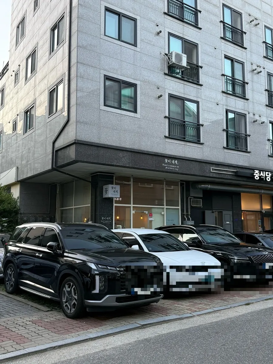 Street view in front of Kkochi Naege