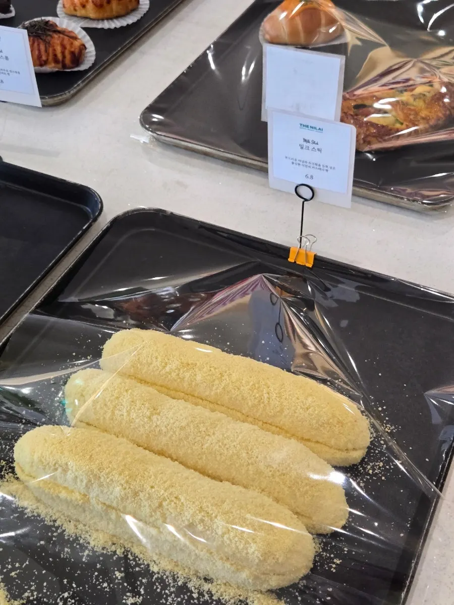 20여 가지 빵이 진열된 베이커리 코너