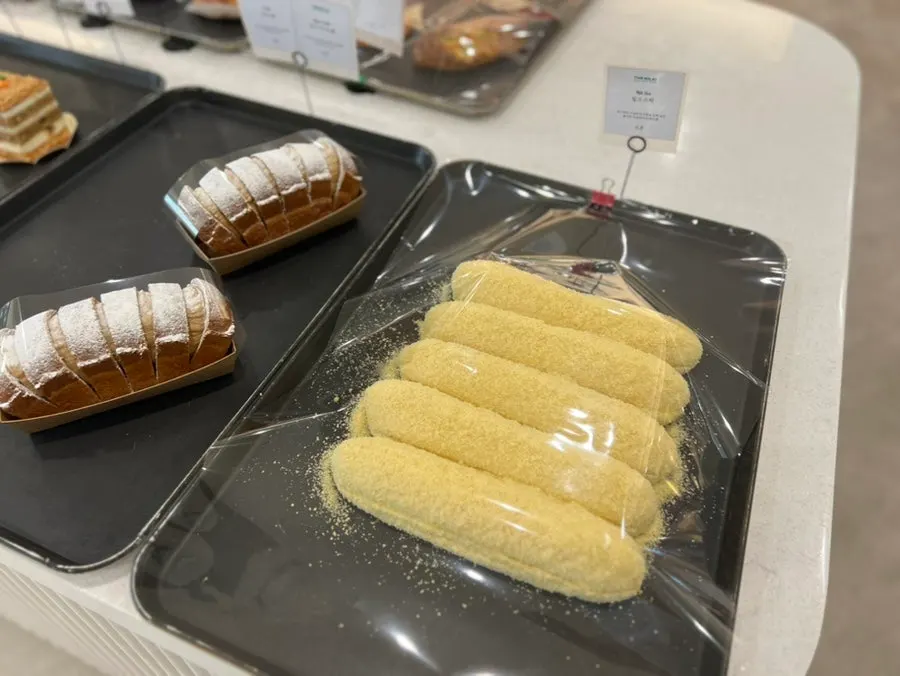 더 닐라이 소금빵과 크루아상 진열