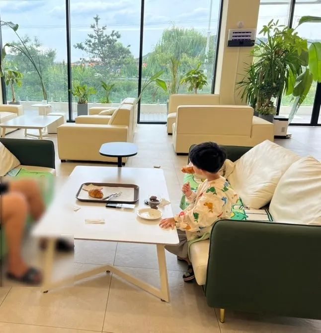 창밖 뷰를 보며 빵 먹는 아이