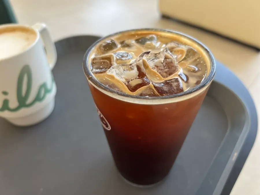 트러플 버섯피자와 음료 세 잔