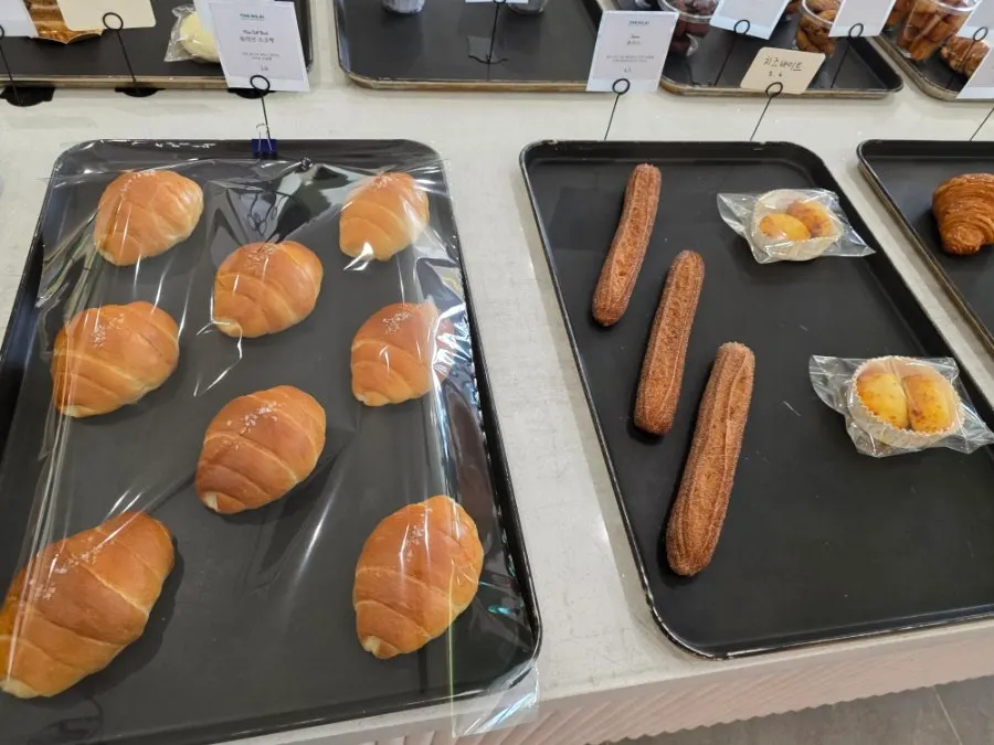 진열된 크로와상과 밤식빵