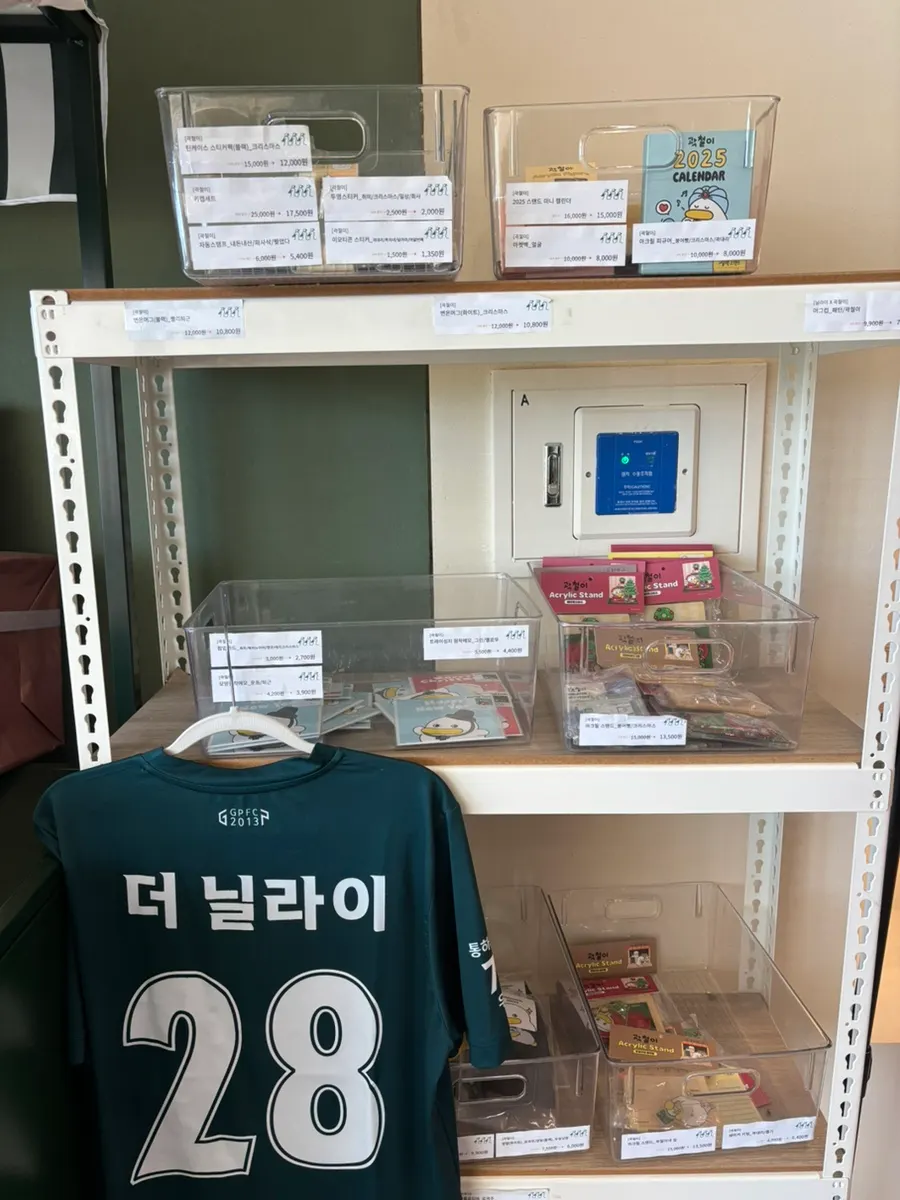 베이커리와 음료를 즐기기 좋은 카페 공간