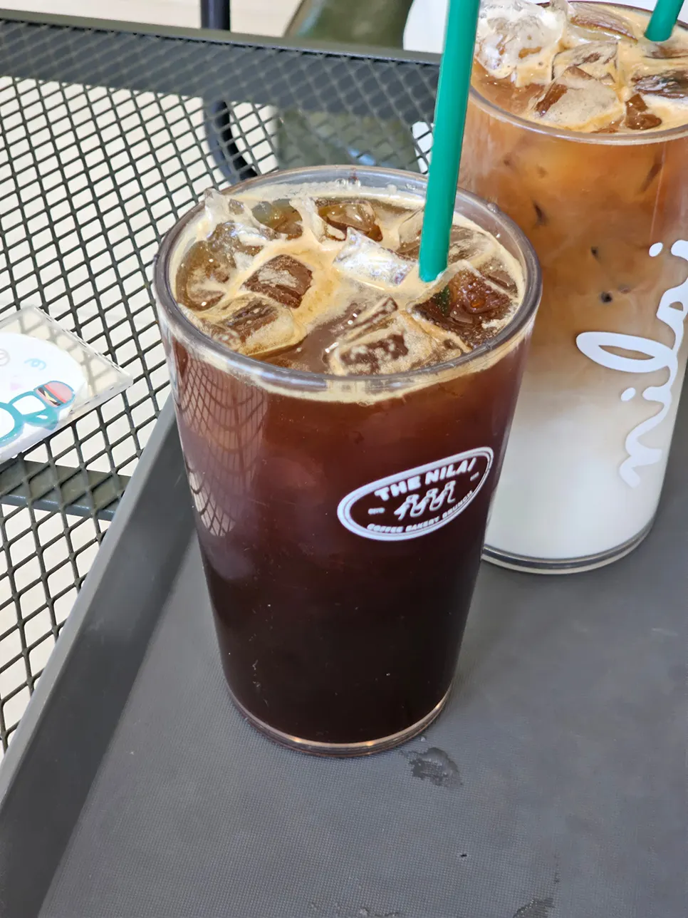 Rich coffee and café latte served in full cups