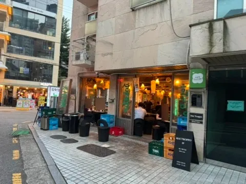 드럼통 느낌 테이블의 레트로한 매장 내부