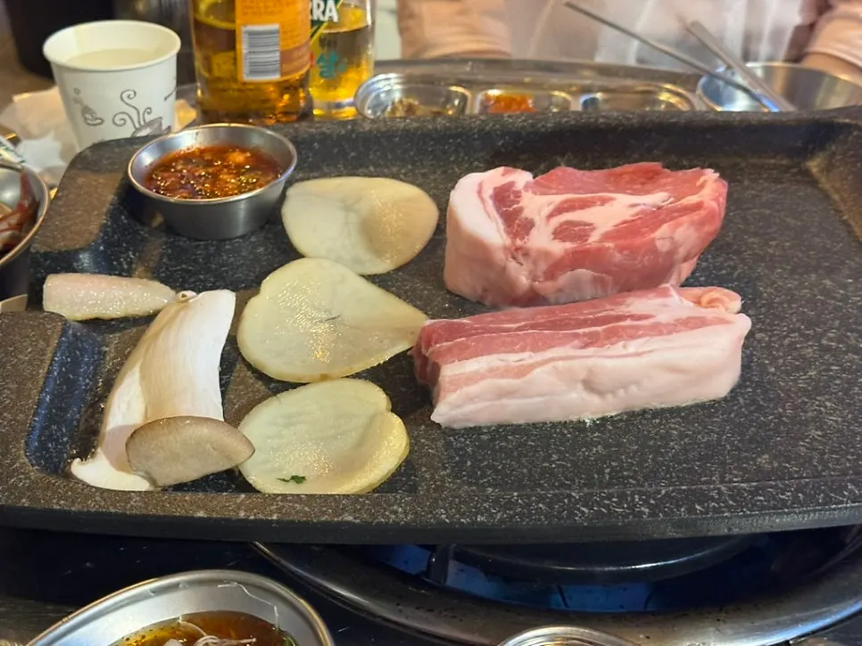 불판 주변에 세팅된 기본찬 한 상