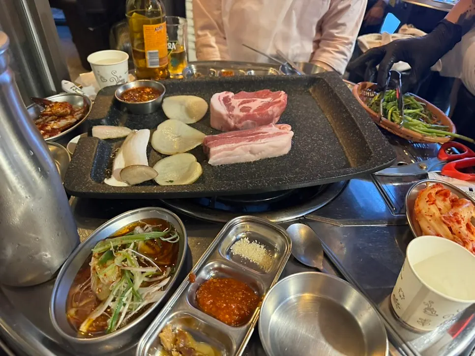 김치와 파채, 미나리 등 곁들임 구성
