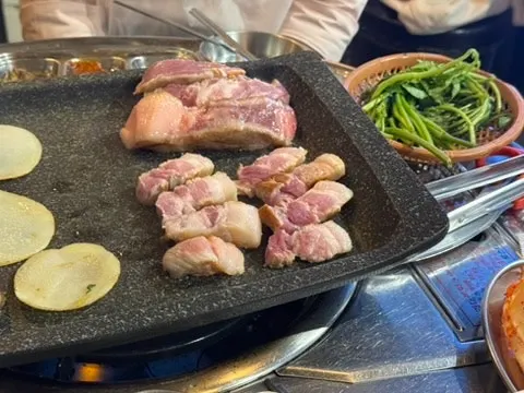 불판 위에서 구워지는 두툼한 삼겹살