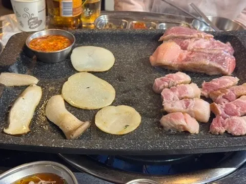직원이 잘라가며 구워주는 목살