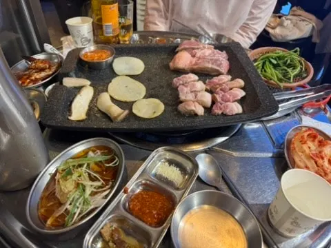 노릇하게 익어가는 숙성 돼지고기