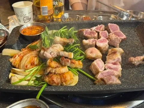 먹기 좋게 잘린 두툼한 고기 단면