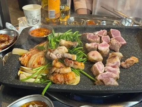 구운 김치와 곁들인 삼겹살 한 점