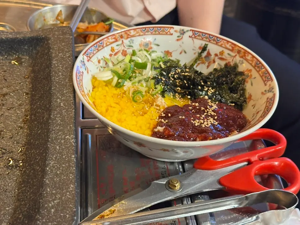 김가루와 파가 올라간 양념게장밥