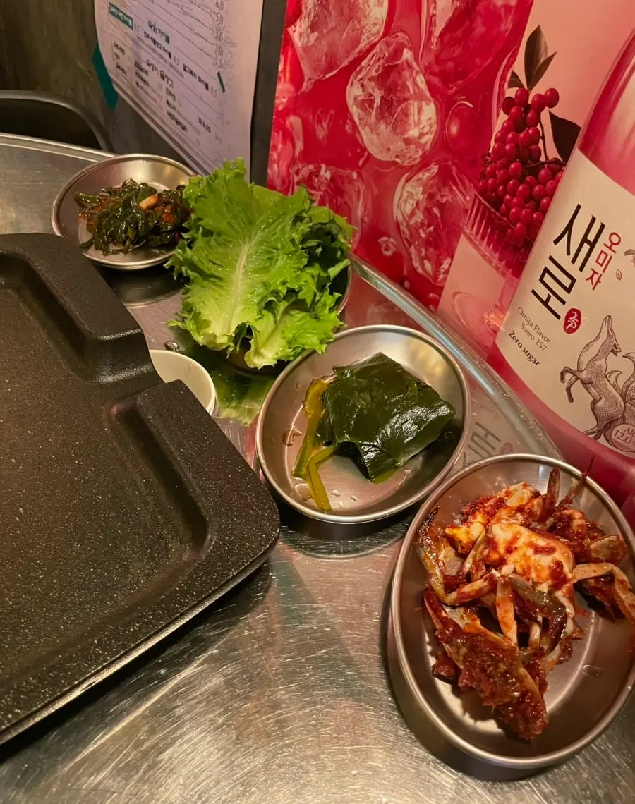 상추와 양념게장 등 김숙성 성내점 밑반찬 상차림