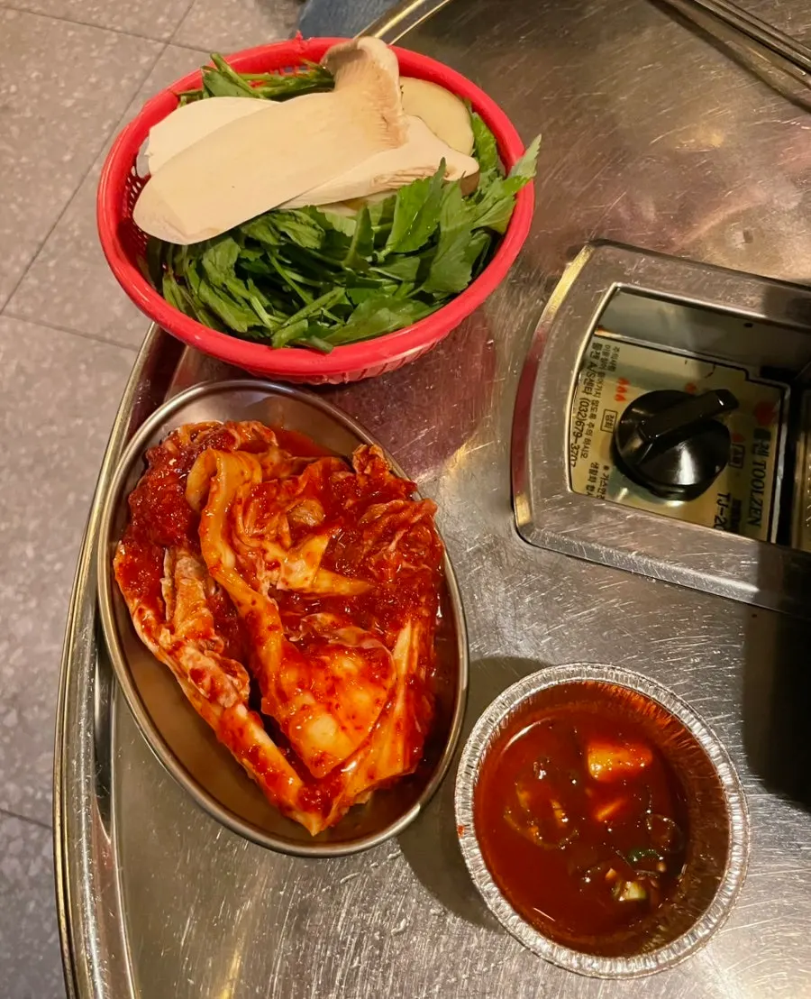명이나물과 파김치가 놓인 테이블 세팅