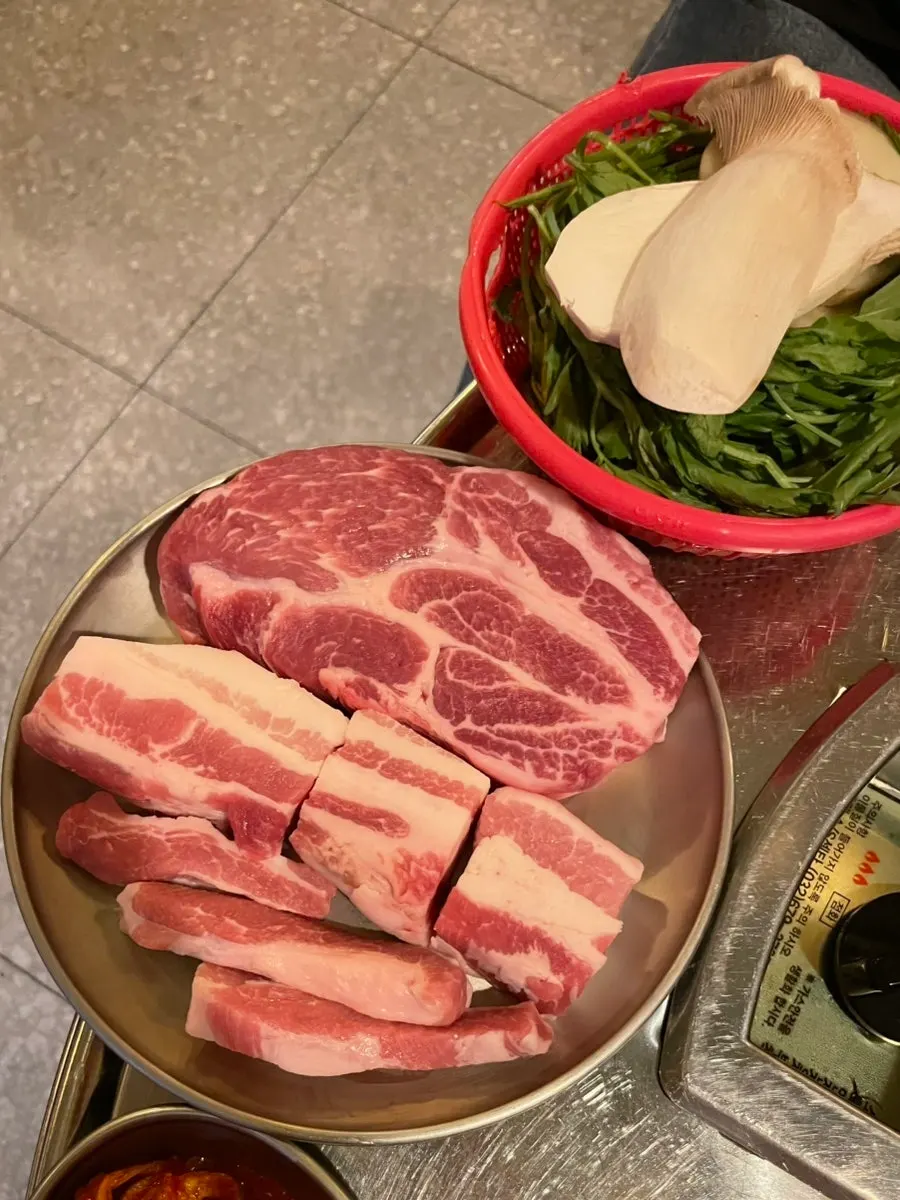 버섯과 미나리가 함께 나온 삼겹살과 목살 한 상