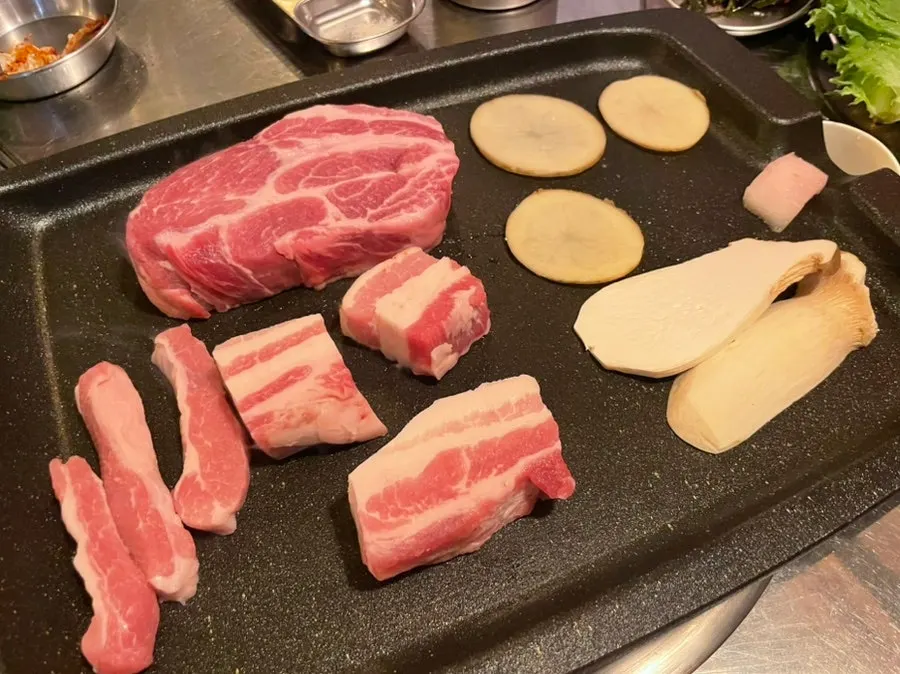 두툼한 생고기가 접시에 담긴 모습