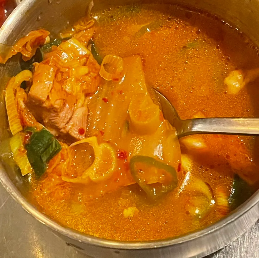기본으로 나온 끓고 있는 김치찌개