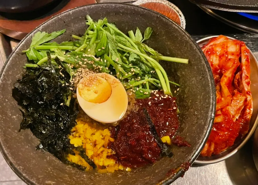 삶은 달걀과 김가루가 올라간 미나리 비빔국수