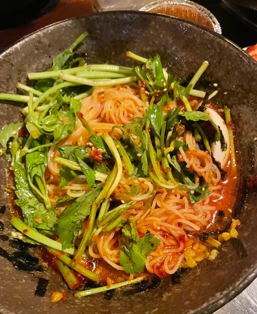 비벼서 덜어낸 미나리 비빔국수 한 젓가락