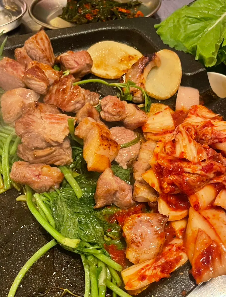 미나리와 구운 김치를 올린 고기쌈