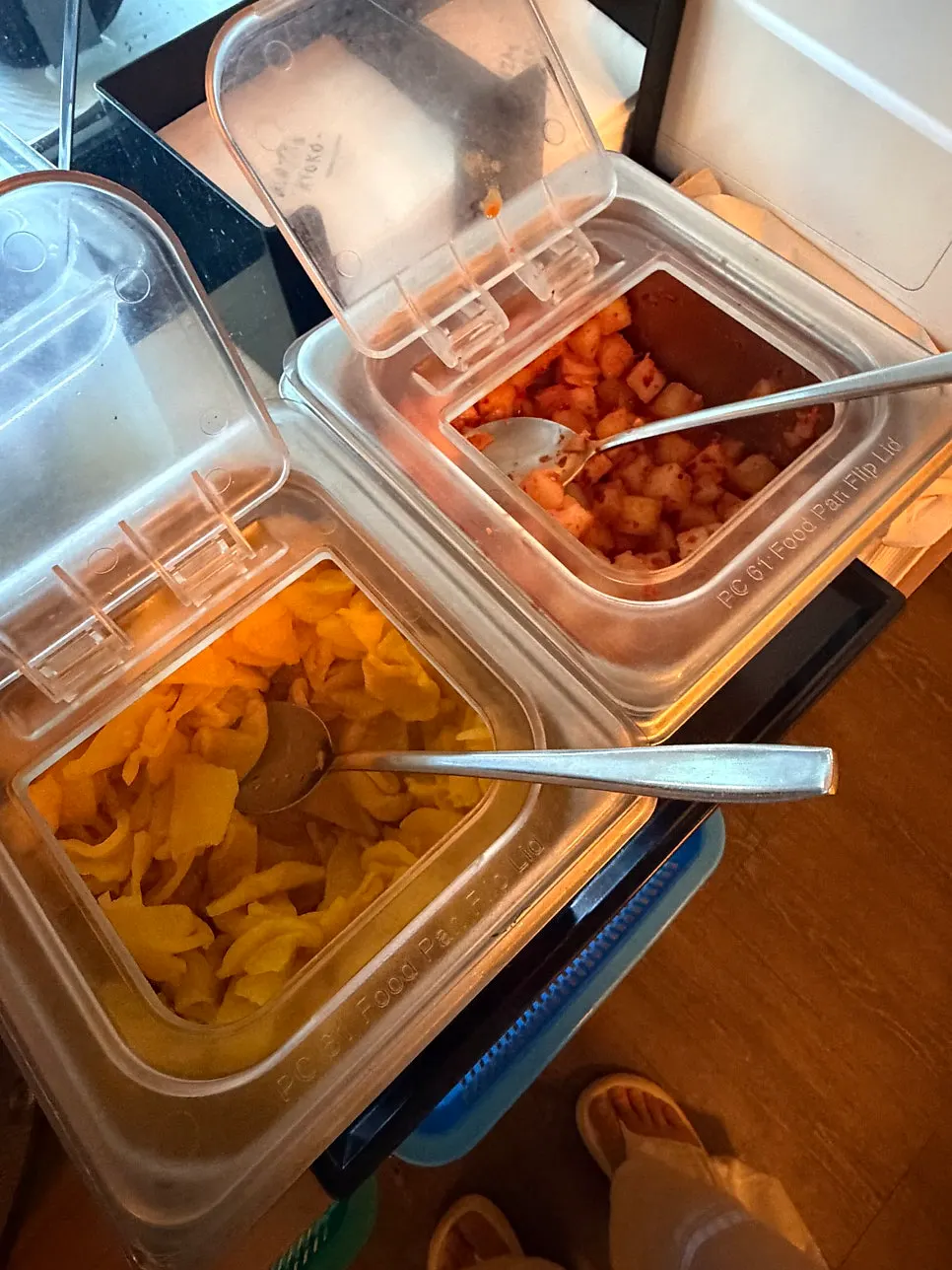 1.5인분 무료 업그레이드 안내가 보이는 매장 내부