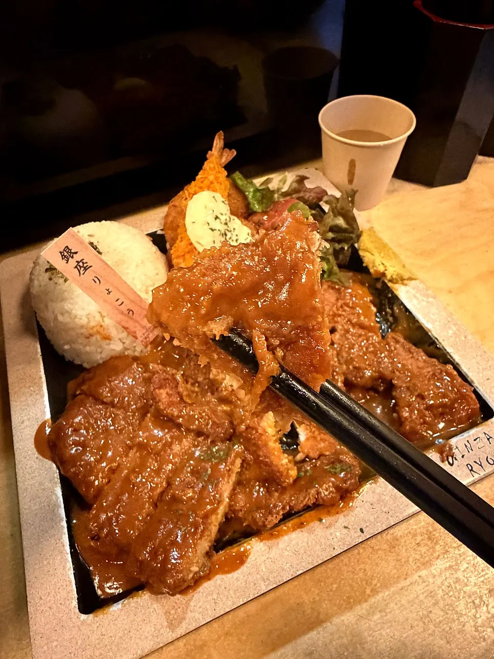 다찌석에 차려진 돈까스와 우동 조합