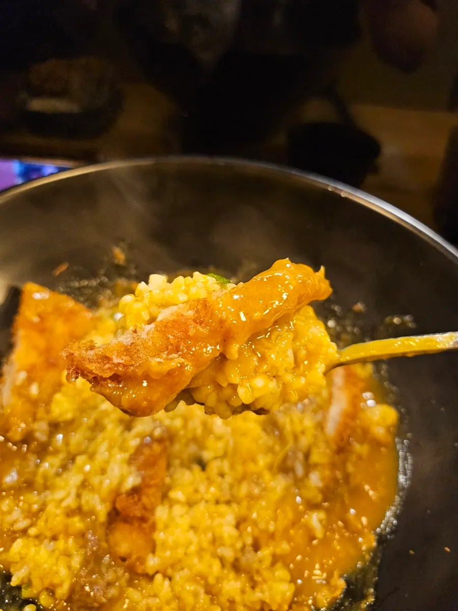 카레에 비빈 밥과 돈까스 한입