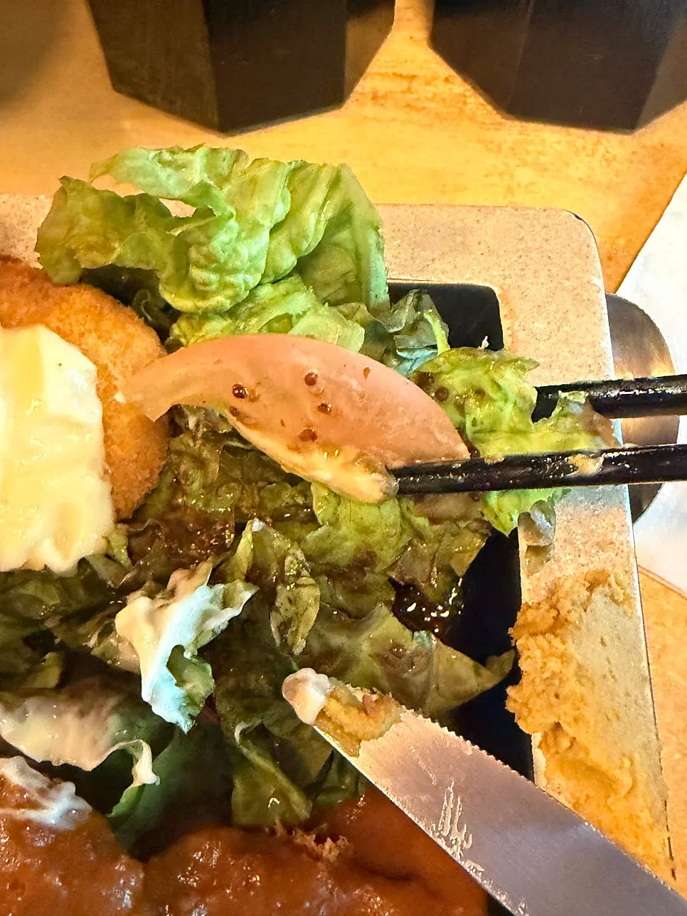 Eating the donkatsu together with rice