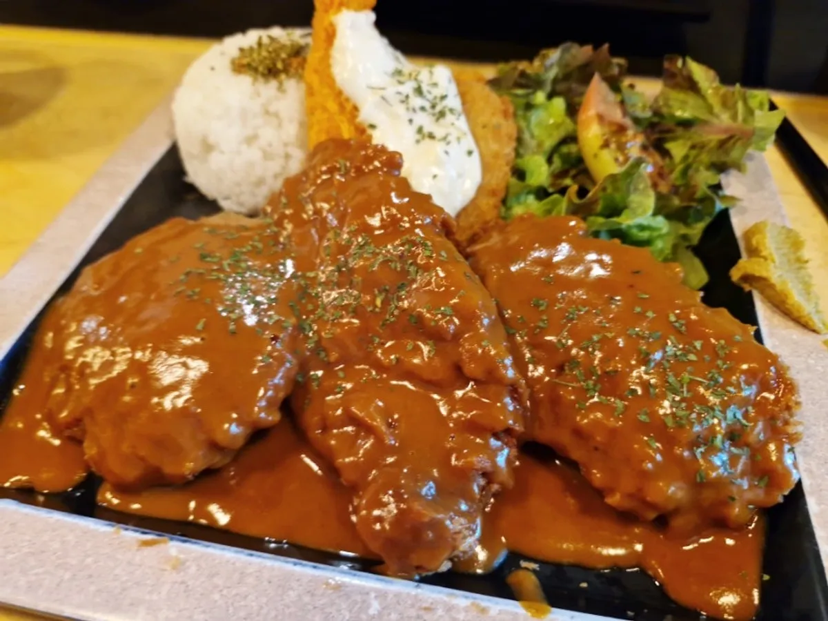 Lunch table spread of pork cutlet at Gin Jaryoko Ansan Gojan Branch