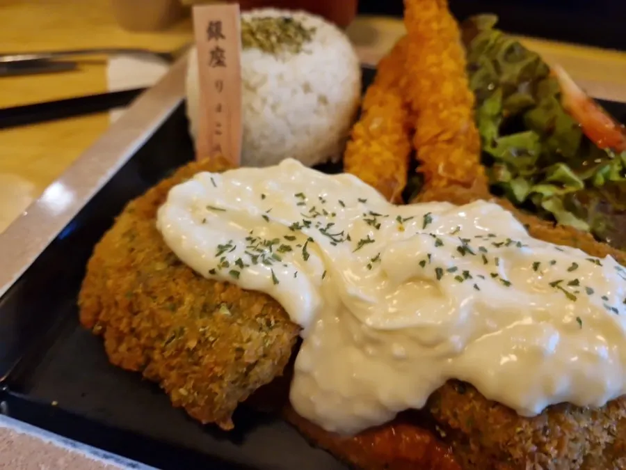 Fish cutlet set topped with tartar sauce