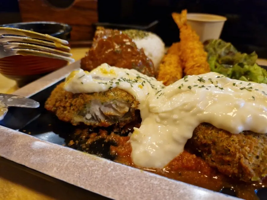 Close-up of fish cutlet and tartar sauce