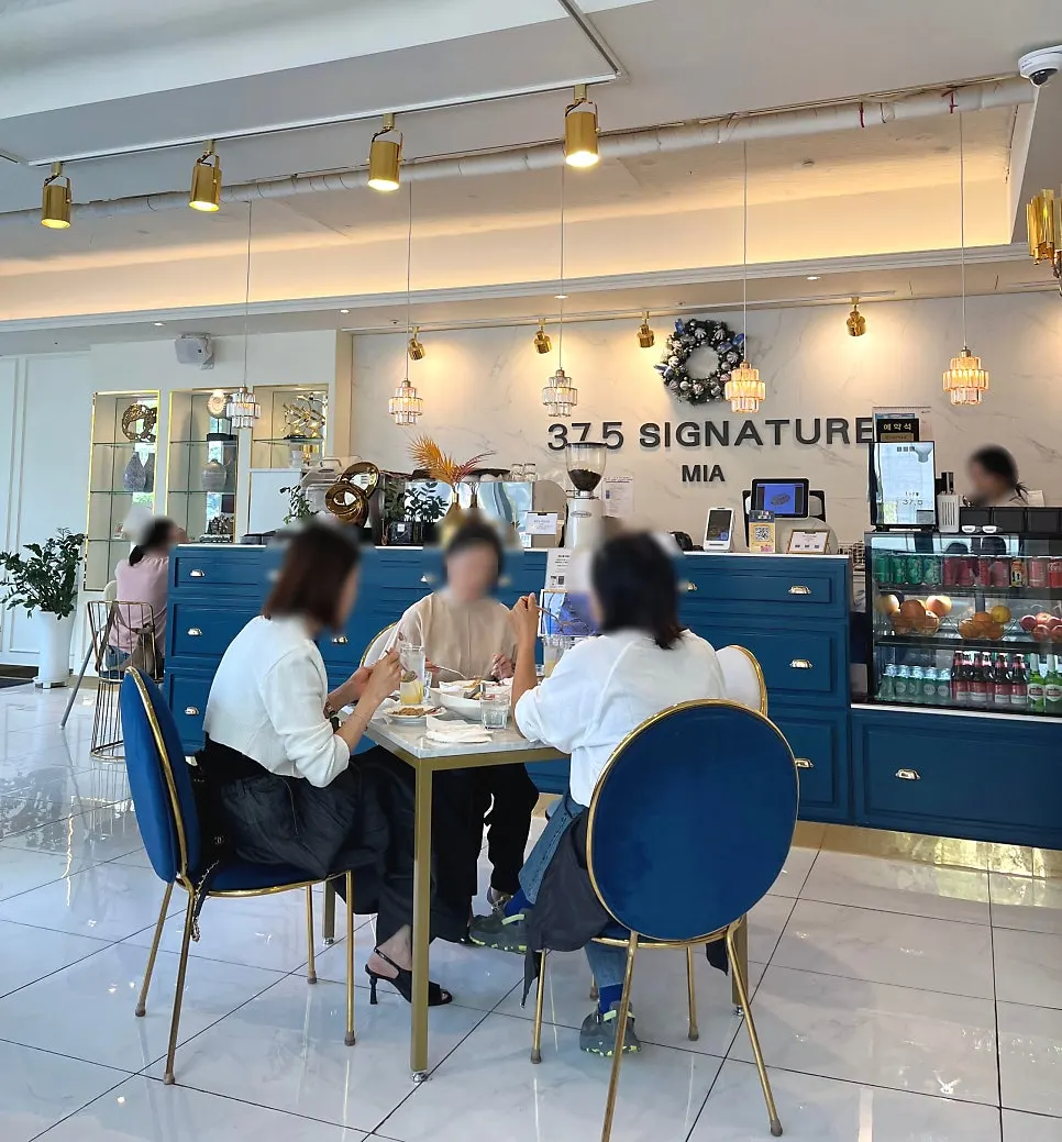 Relaxed weekday morning brunch scene