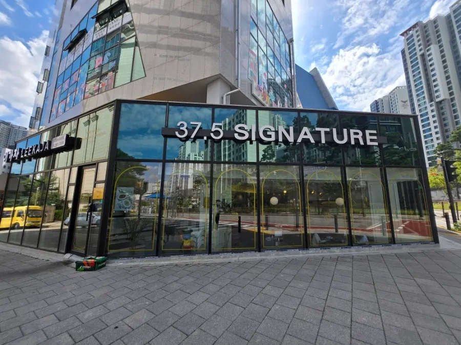 Exterior of 37.5 Signature Mia Branch next to Hyundai Department Store Mia branch