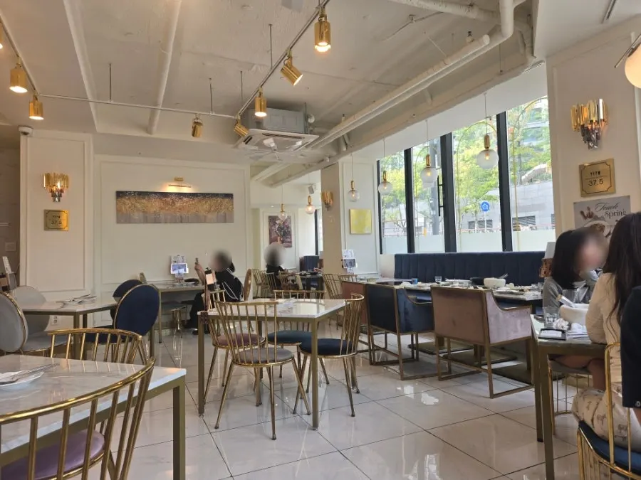 Cozy atmosphere ideal for brunch