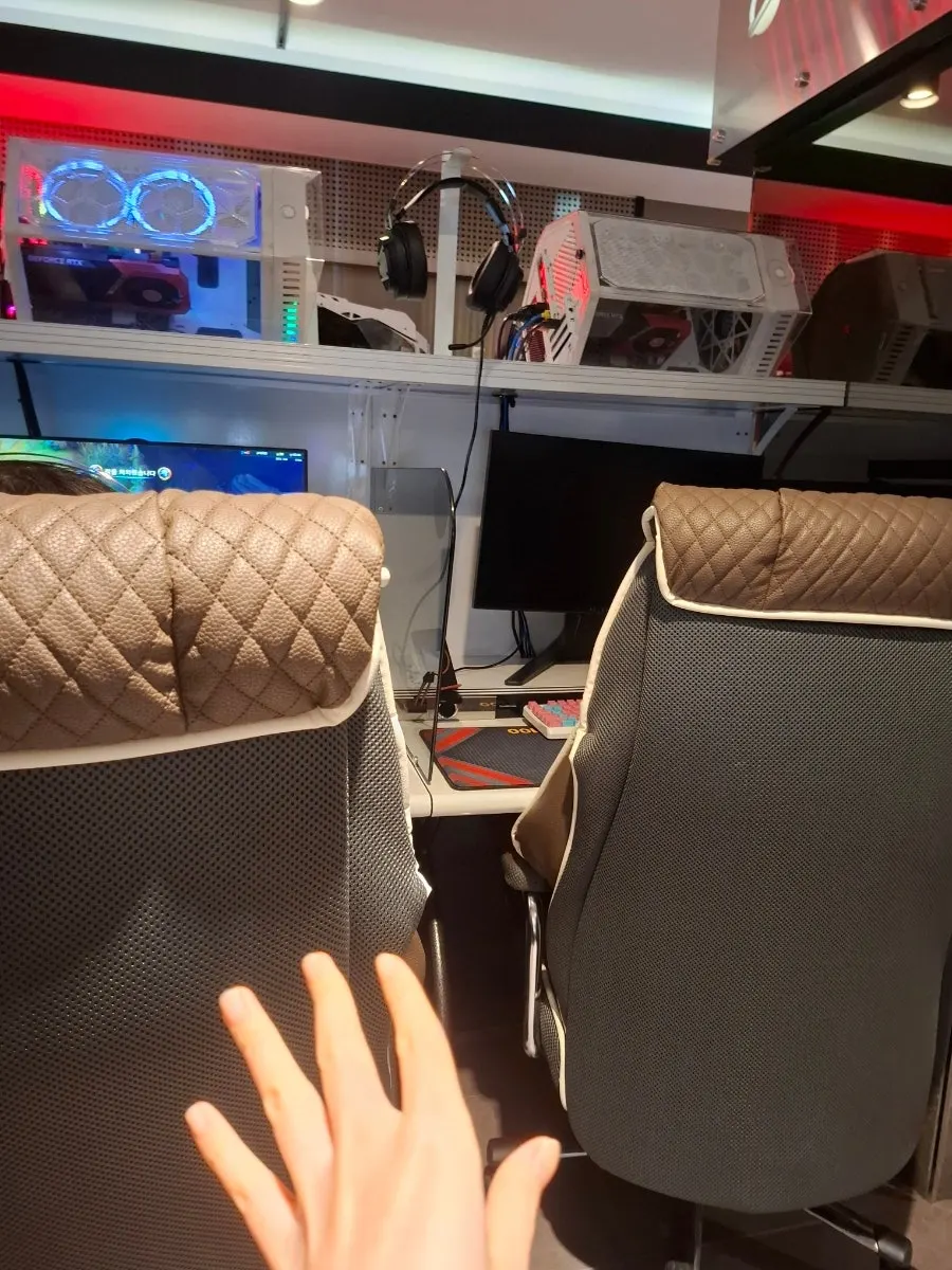 헤드셋으로 게임을 즐기는 PC방 공간