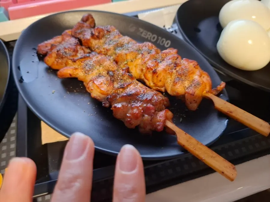 삶은 달걀과 숯불 닭 소금구이 메뉴