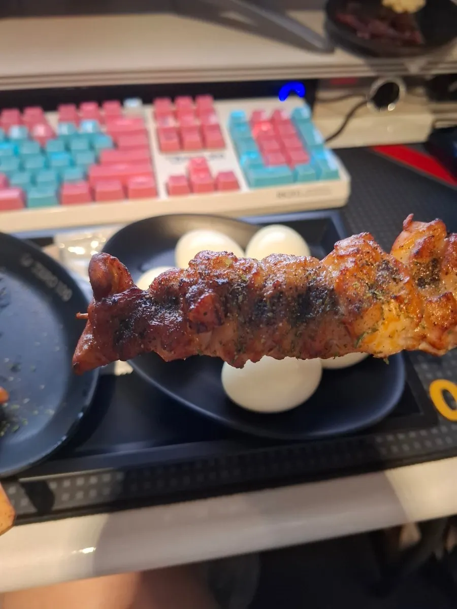 라면과 덮밥을 갖춘 PC방 먹거리