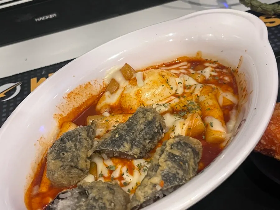 소스와 함께 먹는 치즈튀김