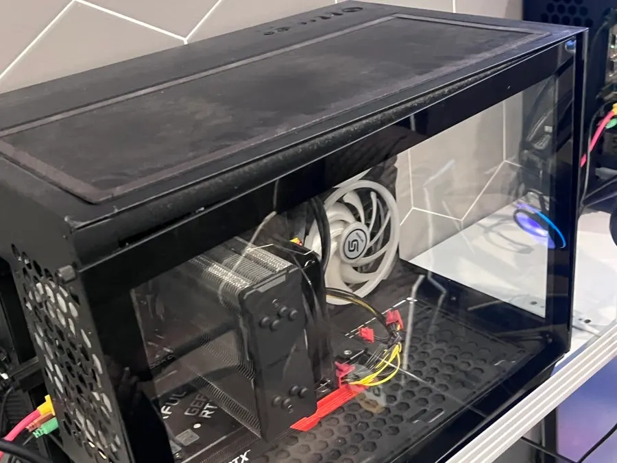 음료와 음식을 올린 PC방 책상