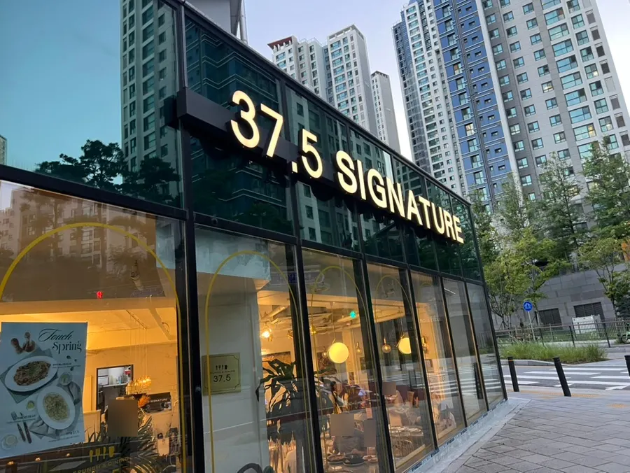 Exterior of 37.5 Signature Mia Branch in front of the Lotte Castle entrance