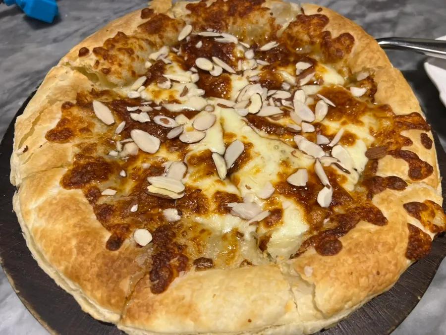 Gorgonzola pizza with stretchy cheese