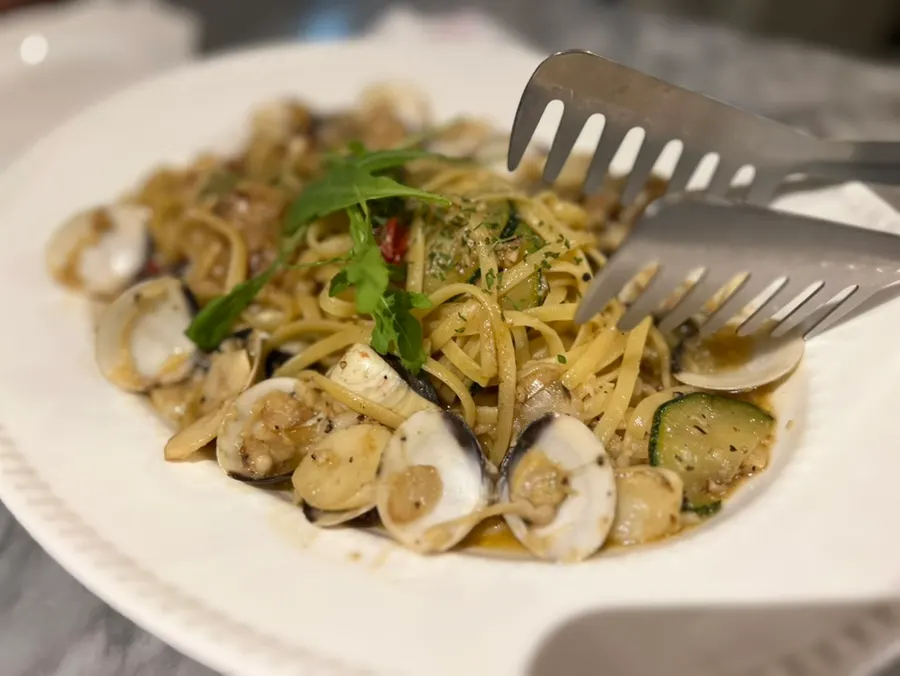 Oil pasta loaded with clams