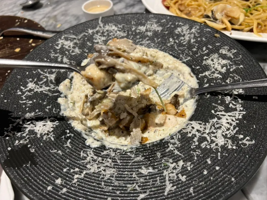 Scene of the table during the meal