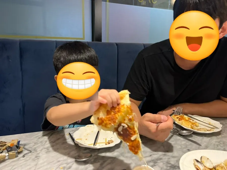 Cross-section of the pastry-dough pizza
