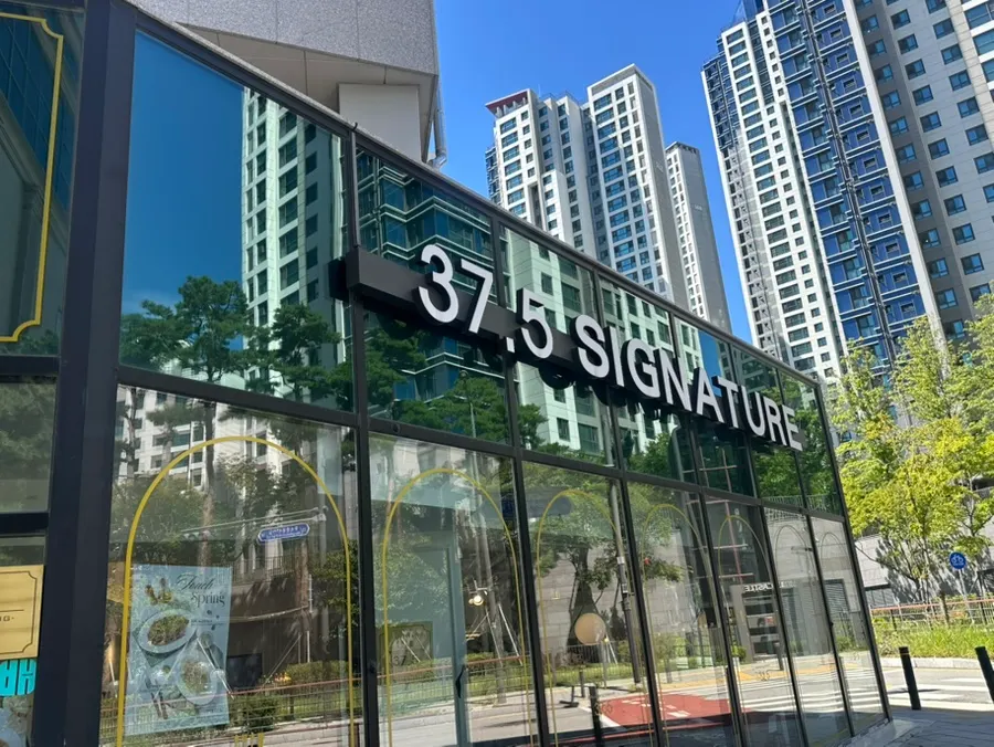 Entrance view of 37.5 Signature Mia Branch
