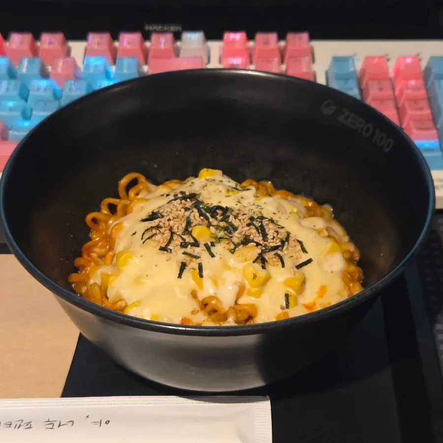 게이밍 의자와 헤드셋이 놓인 PC방 좌석