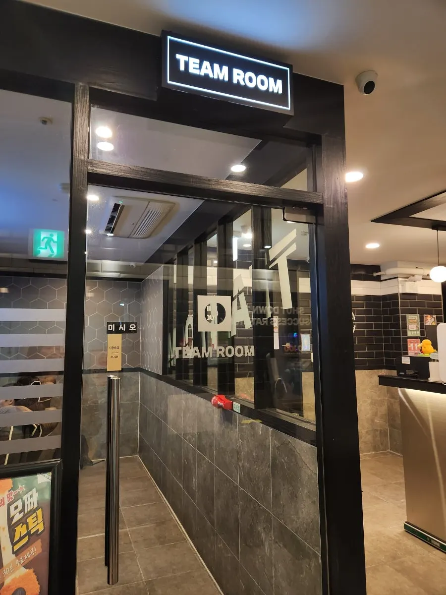 Entrance area with counter and team rooms