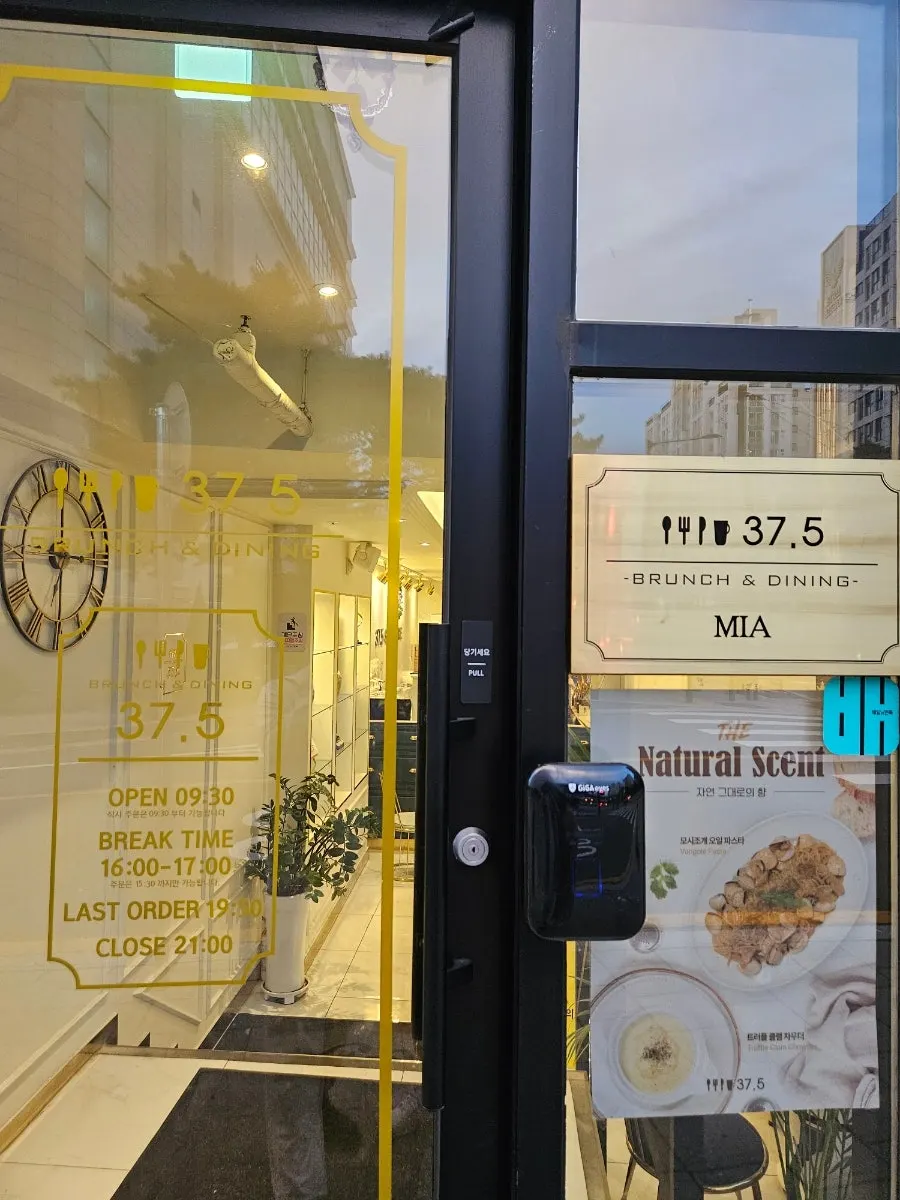 Business hours sign for 37.5 Signature Mia Branch