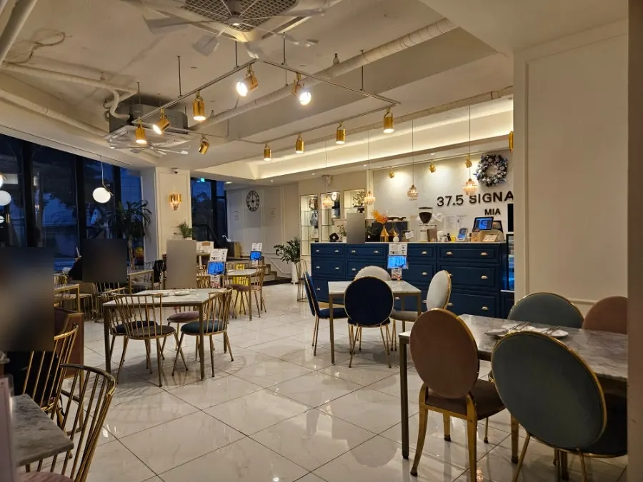 Marble table seating, ideal for brunch
